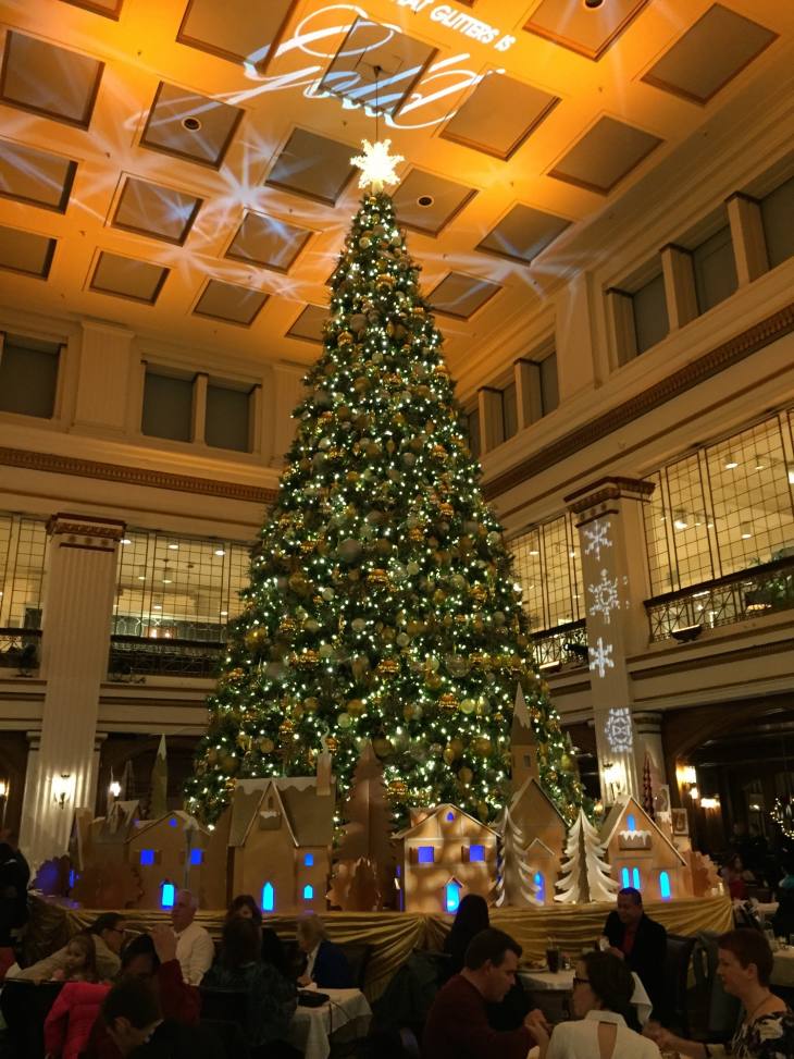 Holiday Tree at The Walnut Room at Macy’s in Chicago (11.26.15)